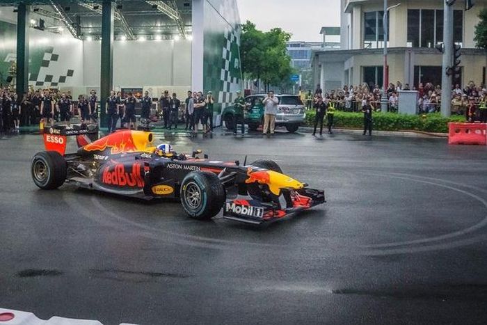 David Coulthard và đội đua Red Bull Racing giao lưu với người hâm mộ tại TP.HCM.