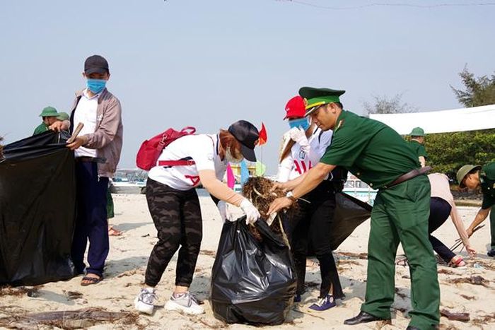 BĐBP, HS-SV dọn vệ sinh bãi biển Cửa Đại. 
