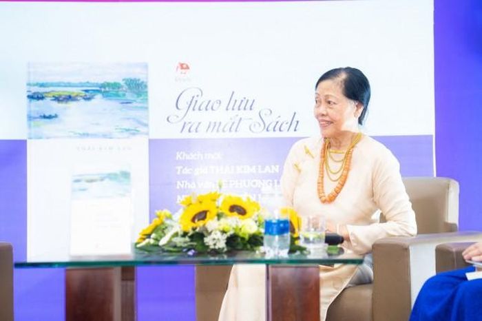 Tiến sĩ Thái Kim Lan trong buổi ra mắt sách "Mai rồi mưa tạnh trong xuân"