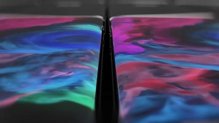 Ngoại hình tổng thể của chiếc Galaxy Note 10 này khá vuông vức, cứng cáp. Tương tự thế hệ tiền nhiệm, màn hình trên chiếc Note 10 này cũng được bo cong tràn viền sang 2 cạnh.