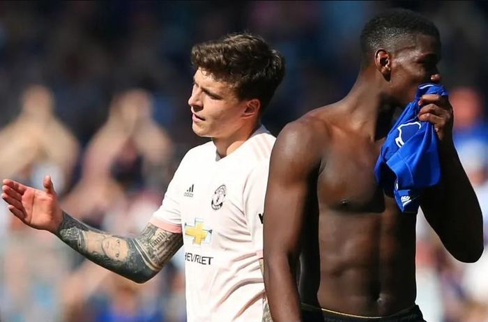 Phòng thay đồ M.U lúc này "loạn" chẳng kém thời Mourinho.