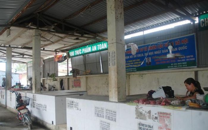 Khu vực bán thịt lợn chợ Quang Phục (Tiên Lãng, Hải Phòng), rất nhiều quầy thịt bị bỏ trống do nhu cầu ăn thịt giảm khi có dịch tả lợn châu Phi.