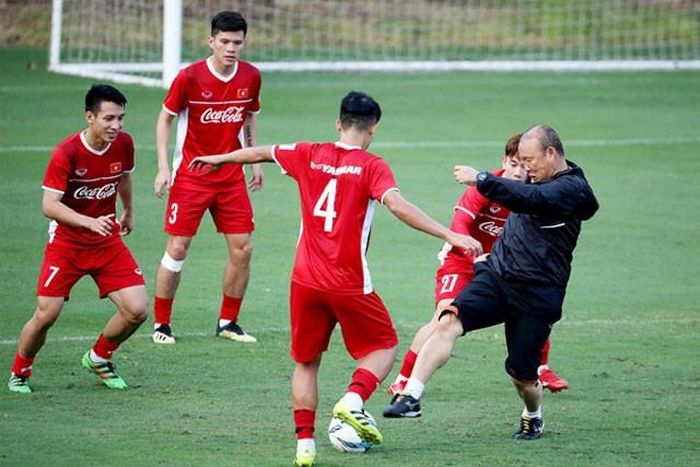 Có thể dễ dàng nhìn thấy những hình ảnh thầy Park hòa đồng với học trò.