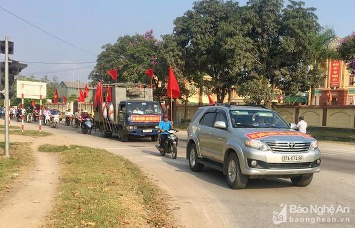 Đoàn xe đón hài cốt liệt sỹ Nguyễn Đắc Tri về Nghĩa trang Liệt sỹ huyện Đô Lương. Ảnh: Ngọc Phương