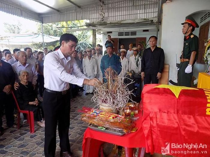 Đồng chí Nguyễn Đình Tùng - Phó Bí thư, Chủ tịch UBND huyện Quỳ Hợp dâng hương tại Lễ truy điệu liệt sỹ Hoàng Văn Lợi. Ảnh: Thu Hường
