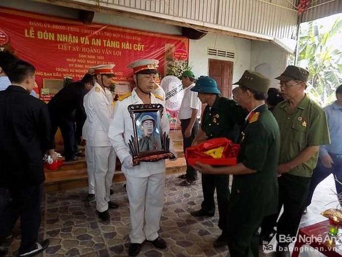 Đội tiêu binh đưa hài cốt liệt sỹ Hoàng Văn Lợi đến nơi an táng. Ảnh: Thu Hường