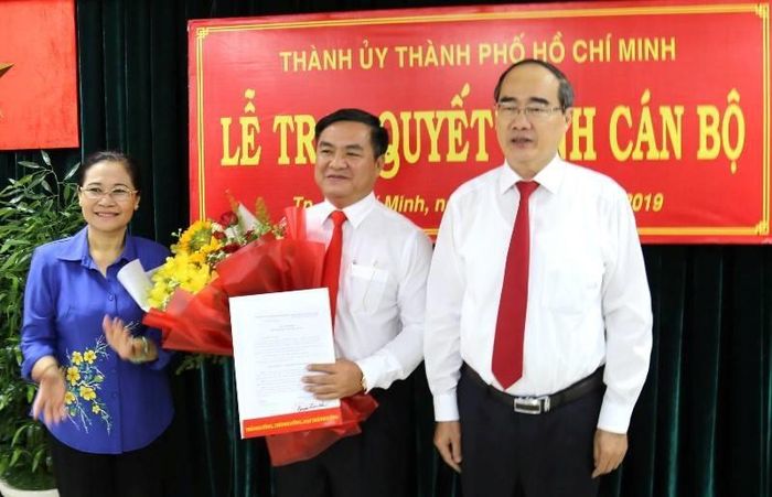 Ông Trần Trọng Tuấn (đứng giữa) nhận nhiệm vụ mới. Ảnh: TÁ LÂM
