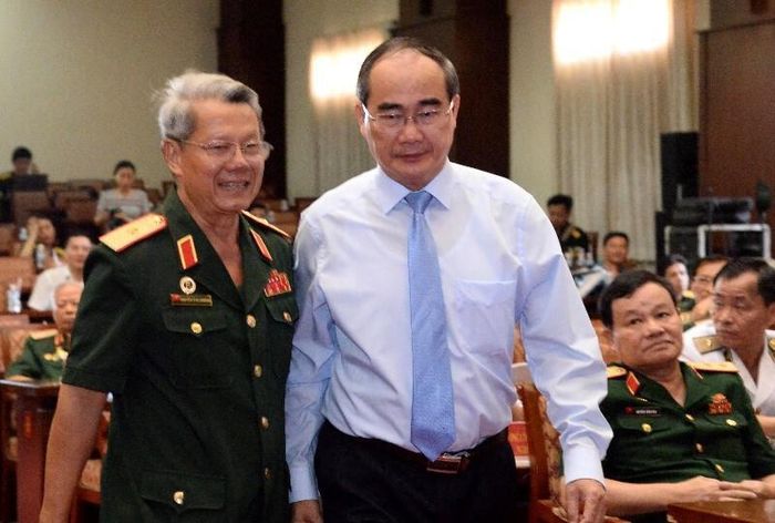 Bí thư Thành ủy Nguyễn Thiện Nhân trao đổi với các tướng lĩnh quân đội tại buổi gặp mặt. Ảnh: TÁ LÂM