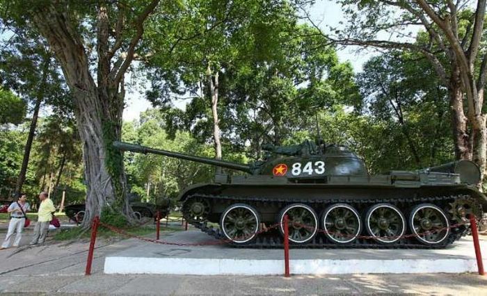 Tới trưa ngày 30/4/1975, xe tăng 843 là chiếc đầu tiên tiến vào cổng Dinh Độc Lập, Trung úy Bùi Quang Thận trực tiếp lái xe và đã húc... ba lần vào cổng phụ nhưng sau đó xe bị mắc kẹt, Trung úy Thận nhảy ra khỏi xe mang theo lá cờ giải phóng và là người đầu tiên phất cờ giải phóng trên nóc Dinh Độc Lập. Nguồn ảnh: Danviet.
