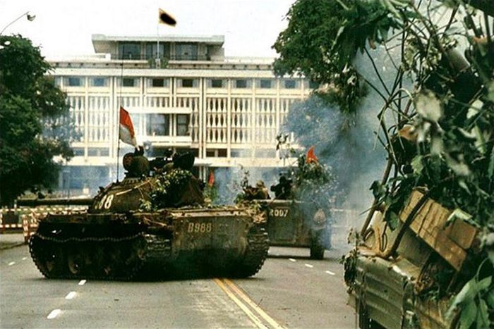 Ngay sau khoảnh khắc hai chiếc xe tăng 390 và 843 đi đầu tiến vào Dinh Độc Lập, hàng loạt xe tăng của các đơn vị khác cũng nhắm tới sân Dinh Độc Lập như là cái đích cuối cùng chấm dứt cuộc Kháng chiến chống Mỹ và lật đổ chế độ ngụy quyền tay sai kéo dài suốt 20 năm của dân tộc Việt Nam. Nguồn ảnh: TL.