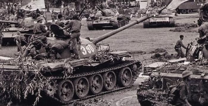 Phải tới năm 1995, phóng viên chiến trường người Pháp là bà Francoise Demulder mới cho trưng bày tấm ảnh lịch sử của mình cho thấy hình ảnh chiếc 390 húc tung cánh cổng chính của Dinh Độc Lập thì khi này, chiếc xe tăng 390 mới được đối xử như một hiện vật vô giá. Nguồn ảnh: TL.