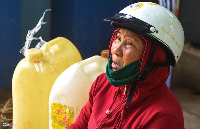 Bà Võ Thị Huệ, chủ đội ca nô Thanh Tân mang can nhựa đến chờ chực ở cửa hàng mua xăng. "Dịp nghỉ lễ 30/4 và 1/5, du khách nườm nượp ra đảo tham quan du lịch, nếu tôi không mua xăng dự trữ cho ca nô hoạt động thì gia đình thất thu rất lớn", bà Huệ phân trần. 