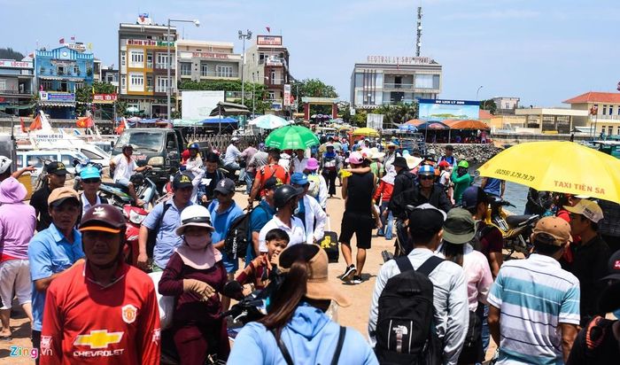 Theo lãnh đạo UBND huyện đảo Lý Sơn, ước tính có gần 15.000 du khách đến tham quan địa phương trong dịp nghỉ lễ 30/4 và 1/5 năm nay. Trước lượng du khách tăng đột biến, nhiều chủ phương tiện vận tải ôtô khách, taxi và ca nô hoạt động trên tuyến vận tải đảo Lớn - đảo Bé Lý Sơn và ngược lại tranh nhau đến cửa hàng xăng dầu trên đảo chờ để được mua xăng dự trữ đáp ứng nhu cầu dịch vụ du lịch. 