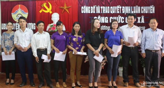 Các công chức cấp xã ở huyện Đô Lương nhận quyết định luân chuyển. Ảnh tư liệu
