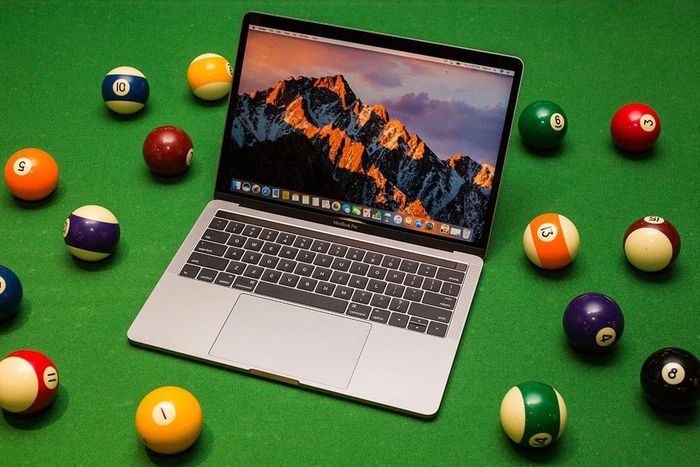 Không thể phủ nhận màn hình, TouchPad của MacBook vẫn có chất lượng nhỉnh hơn so với những máy tính chạy Windows ở tầm giá tương tự. Ảnh: Cnet.