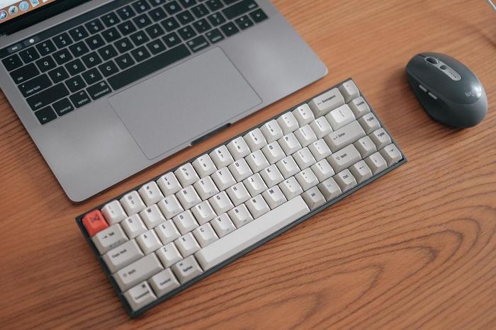 Vì bàn phím trên MacBook quá tệ, tôi buộc phải mua một bàn phím bên ngoài để đảm bảo làm việc thoải mái.