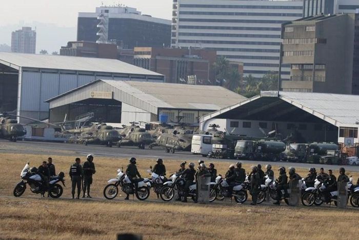 Binh lính ủng hộ chính quyền vẫn kiểm soát căn cứ La Carlota. (Nguồn: Guardian)
