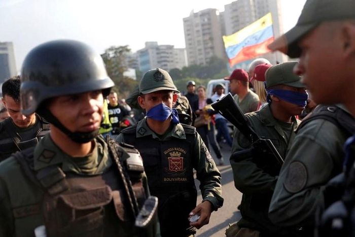 Theo trang tin The Sun, ông Guaido xuất hiện bên ngoài căn cứ La Carlota với khoảng 70 binh lính ủng hộ. (Nguồn: Guardian)