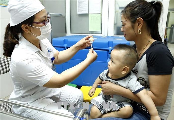 Trẻ từ 9 - 24 tháng tuổi cần được tiêm phòng sởi đầy đủ, đúng lịch. Ảnh: TTXVN.