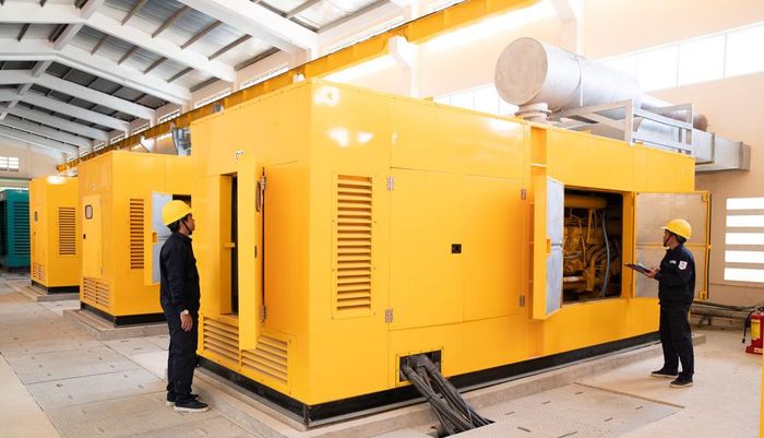  Bên trong nhà máy điện diesel do Điện lực Phú Quý quản lý. Đây là nguồn điện chủ lực cấp cho huyện đảo - Ảnh: Ngọc Tuấn. 