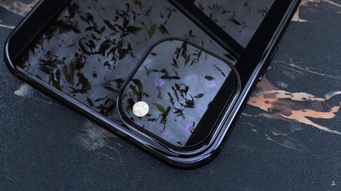 Ming-Chi Kuo, nhà phân tích đến từ Đài Loan, người được mệnh danh là "thần đoán" cho hay iPhone 11 và iPhone 11 Max đều sẽ có một cụm ba camera lớn phía sau. Thiết kế này giống với Huawei Mate 20 Pro tuy nhiên 3 camera được xếp theo hình tam giác khá độc đáo.