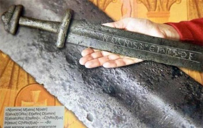  7. Thanh kiếm của Sa hoàng Ivan IV: Trong cuộc khai quật trên bờ sông Om ở vùng Siberia của Nga vào năm 1975, các nhà khảo cổ học đã phát hiện một thanh kiếm bí ẩn được chế tạo Đức nhưng được trang trí tại Thụy Điển. Các cuộc điều tra sau đó cho thấy thanh kiếm thừ thế kỷ thứ 12 này có thể thuộc về Sa hoàng Ivan IV như một món quà tặng. Sau đó, thanh kiếm được sử dụng bởi chiến binh huyền thoại Ivan Koltso trong các cuộc chiến đấu.