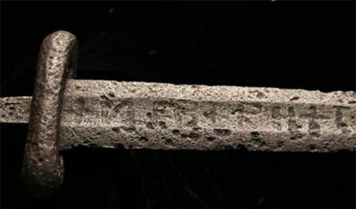  6. Thanh kiếm bí ẩn của người Viking: Khoảng 170 thanh kiếm Ulfberht của người Viking được phát hiện trên khắp châu Âu, với niên đại từ 800 đến 1000 năm sau Công nguyên. Chúng được làm từ kim loại siêu nguyên chất và được chế tác với độ tinh xảo cao. Điều này đã làm rất nhiều nhà khảo cổ học bối rối. Trong thời Cách Mạng Công Nghiệp, người ta nghĩ rằng công nghệ được sử dụng để rèn ra những thanh kim loại như vậy sẽ không thể được phát minh trong vòng 800 năm tới hoặc lâu hơn nữa.