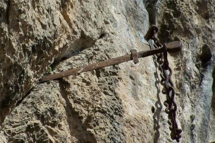  10. Thanh kiếm huyền bí Durandal: Hàng trăm năm qua, thanh kiếm huyền bí Durandal bị gắn vào trong các vách đá phía trên nhà thờ nhỏ Notre Dame ở Rocamadour, Pháp. Theo các tu sĩ tại đây, nó là bảo kiếm của hiệp sĩ Roland. Theo truyền thuyết, Roland đã ném thanh kiếm của mình vào vách đá để nó không rơi vào tay kẻ thù. Kể từ thế kỷ XII, nhà thờ nhỏ Notre Dame đã trở thành một điểm trong cuộc hành hương thiêng liêng của các tín đồ. Năm 2011, giới chức trách đã di chuyển thanh kiếm khỏi vách đá và bảo quản, trưng bày nó ở Bảo tàng Cluny, Paris, Pháp.