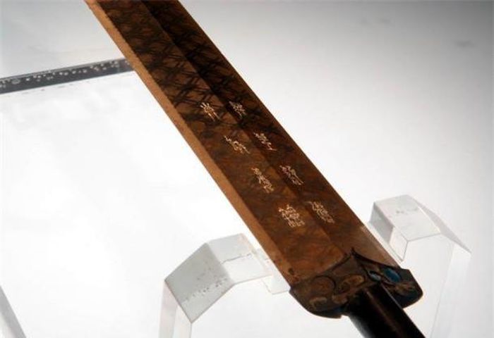  4. Thanh kiếm nghìn năm không han gỉ: Cách đây 50 năm, thanh kiếm Goujian được phát hiện trong một ngôi mộ ở Trung Quốc. Mặc dù được xác định có niên đại hơn 2.000 năm, nhưng nó không hề bị han gỉ. Lưỡi kiếm gây chảy máu khi một nhà khảo cổ học sử dụng ngón tay để kiểm tra độ sắc của nó. Bên cạnh chất lượng kỳ lạ, thanh kiếm cũng cho thấy sự khéo léo của những người thợ thủ công cách đây hàng nghìn năm. Thanh kiếm này được cho là báu vật quốc gia của Trung Quốc.