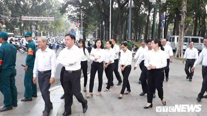 Nhiều cơ quan Trung ương ở TP.HCM cũng có mặt rất sớm tham gia lễ viếng.