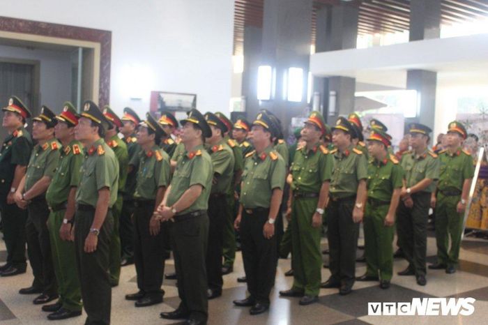 Lực lượng vũ trang đến viếng nguyên Chủ tịch nước Lê Đức Anh.