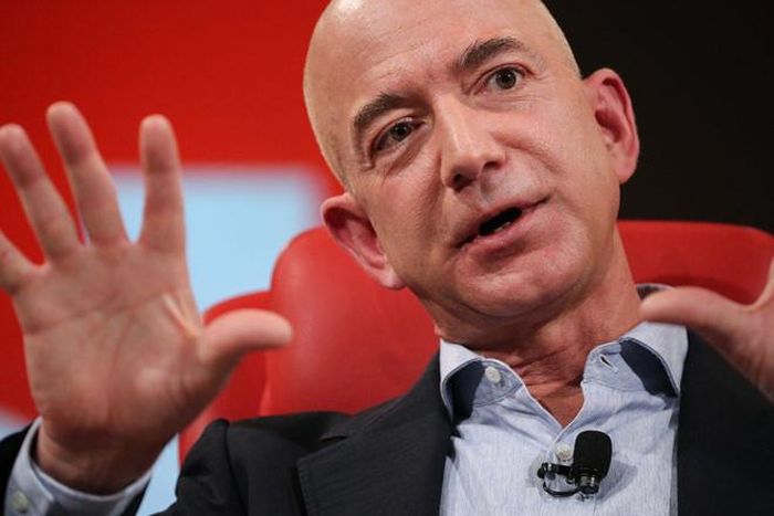 Người sáng lập Amazon đầu tư vào Uber ngay từ những ngày đầu phát triển của công ty này. Ảnh: Vox.