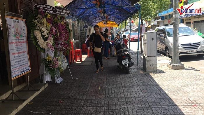 Phía bên ngoài tang lễ nơi đặt linh cữu của thân phụ Việt Hương.