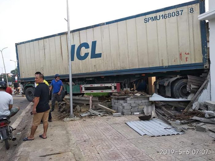 Chiếc xe container đâm sập gian bếp nhà dân