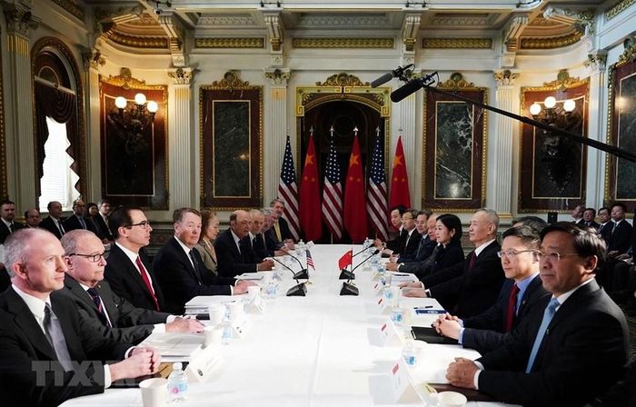 Phó Thủ tướng Trung Quốc Lưu Hạc (thứ 4, phải) và Đại diện Thương mại Mỹ Robert Lighthizer (thứ 4, trái) cùng Bộ trưởng Tài chính Steven Mnuchin (thứ 3, trái) tại vòng đàm phán thương mại ở Washington DC., ngày 21/2/2019. Ảnh: AFP/TTXVN