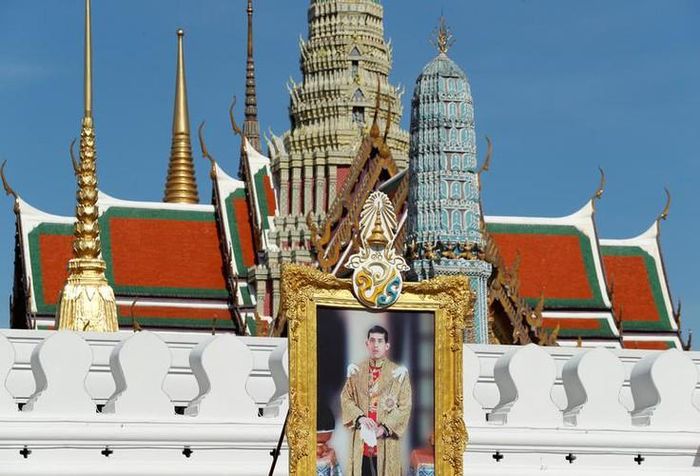 Một bức hình nhà vua Vajiralongkorn ngoài cung điện Grand Palace. Các nghi thức đăng quang của người Thái là sự pha trộn giữa truyền thống Phật giáo và đạo Bà la môn có từ nhiều thế kỷ.