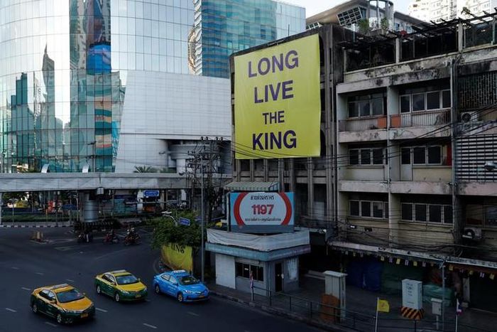 Biểu ngữ trên đường phố Bangkok chúc mừng sự trị vì của nhà vua mới.