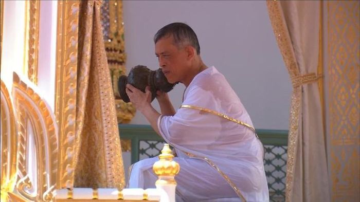 Vua Vajiralongkorn mặc áo choàng trắng, trải qua nghi thức thanh tẩy trước khi chính thức đăng quang.