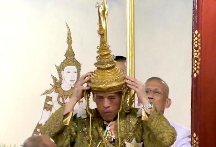 Nhà vua ngồi trên ngai vàng dưới chiếc ô chín tầng để nhận các báu vật hoàng gia bao gồm vương miện bằng vàng nạm kim cương thường dùng trong các nghi lễ và nghi thức tôn giáo. Vương miện nặng 7,3 kg tượng trưng cho đỉnh núi Meru, nơi ở của thần Indra, còn trọng lượng của nó đại diện cho gánh nặng đất nước trao cho quốc vương.