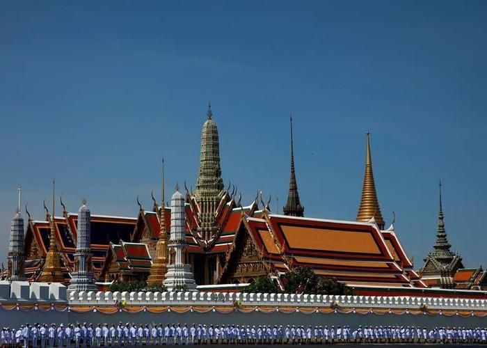 Các quan chức tập trung bên ngoài Cung điện Grand Palace trong lễ đăng quang của vua Vajiralongkorn ở Bangkok. Lễ đăng quang của vị quốc vương 66 tuổi diễn ra bên trong Cung điện Grand Palace sau một thời gian dài nơi này để quốc tang cho vua cha Bhumibol Adulyadej, người đã qua đời vào tháng 10/2016 sau 70 năm trị vì.