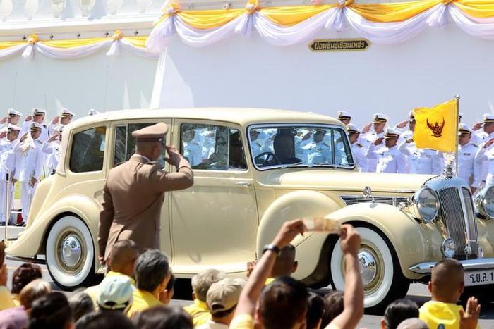 Các quan chức chào mừng nhà vua Vajiralongkorn và hoàng hậu Suthida đến cung điện Grand Palace.