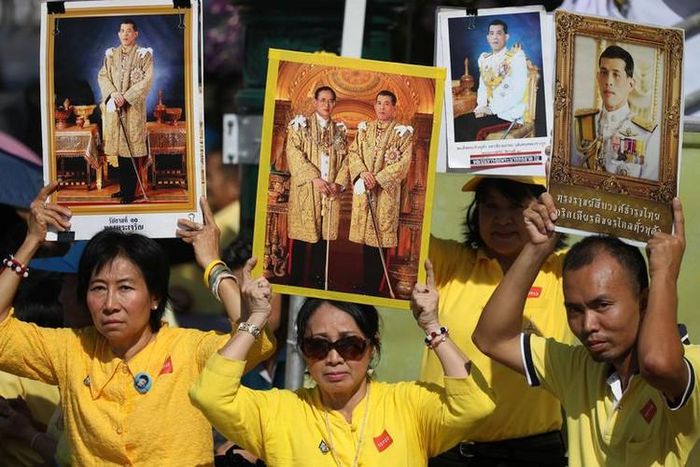 Người dân giơ ảnh của nhà vua Vajiralongkorn.