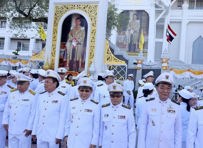 Các quan chức đứng cạnh bức hình nhà vua Vajiralongkorn.