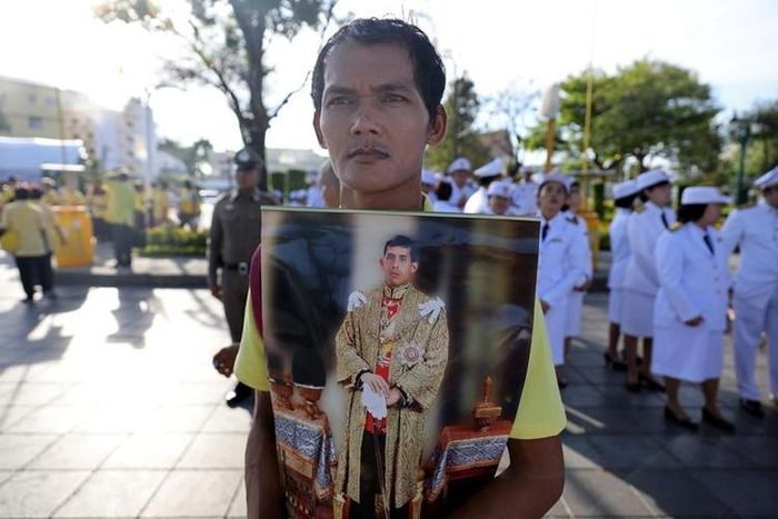 Một người đàn ông Thái Lan ôm hình nhà vua Vajiralongkorn.