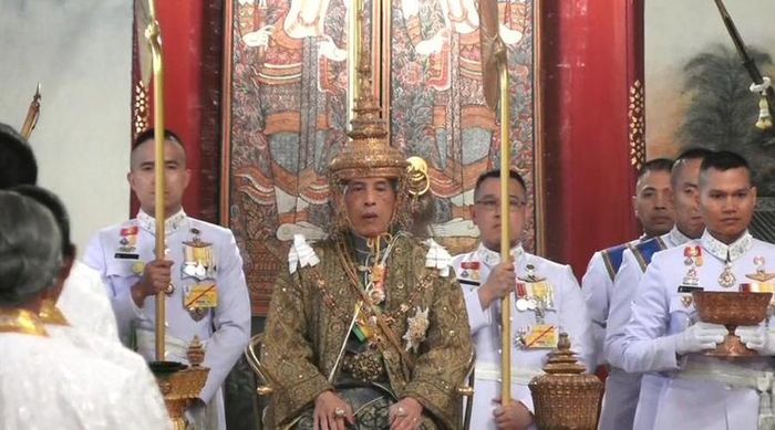 Trong buổi lễ đăng quang, nhà vua Thái Lan Maha Vajiralongkorn đã hoàn thành các nghi lễ Phật giáo và Bà la môn để chính thức trở thành người bảo hộ của quốc gia Đông Nam Á này.