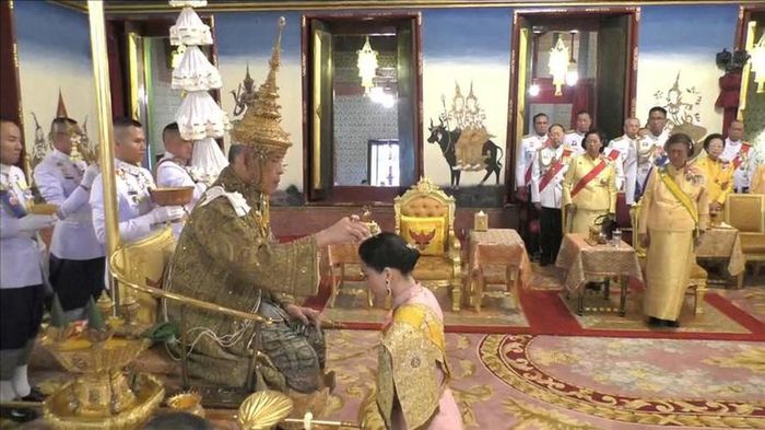 Quốc vương Vajiralongkorn và Hoàng hậu Suthida trong lễ đăng quang. Quốc vương bất ngờ ra tuyên bố kết hôn với bà chỉ ba ngày trước lễ đăng quang. Đây là lần kết hôn thứ tư trong đời của vị vua này.