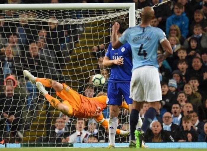Cú sút như nã đại bác đưa bóng găm thẳng vào góc cao khung thành Leicester, không cho thủ môn Kasper Schmeichel một cơ hội cản phá. Khoảnh khắc xuất thần của Kompany khiến CĐV phía sau khung thành đều phải "mắt chữ A, mồm chữ O".
