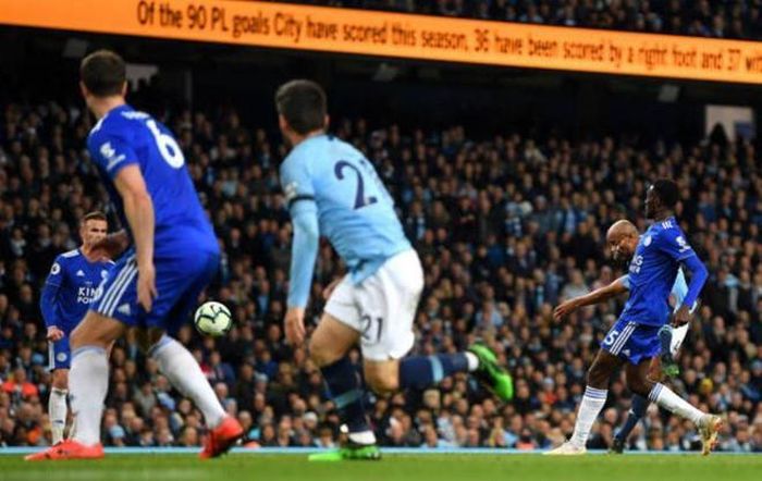 Phút 70 trận đấu giữa Man City và Leicester, chủ nhà đang bị cầm hòa không bàn thắng và tấn công đầy bế tắc. Vincent Kompany bất ngờ dâng cao và thực hiện cú sút xa táo bạo từ khoảng cách 27,5 m.