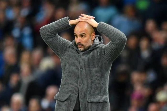 Pep Guardiola tỏ ra vô cùng sốt ruột khi chứng kiến học trò kiểm soát thế trận, tung vô số cú dứt điểm nhưng đều không thắng được hàng thủ của đội khách.