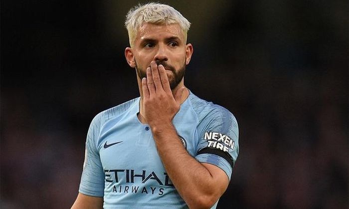Trước khi Kompany lập siêu phẩm, Man City đã trải qua những giờ phút thi đấu bế tắc. Leicester với tâm lý thoải mái chơi phòng ngự số đông ở phần sân nhà. Sergio Aguero chìm nghỉm trước hàng thủ cao lớn của "Bầy cáo" và không có khoảng trống để tung cú dứt điểm.